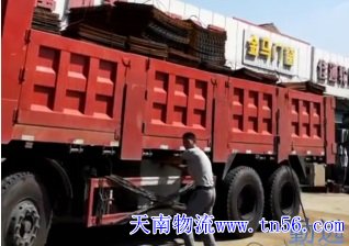 后八轮回程车装钢材